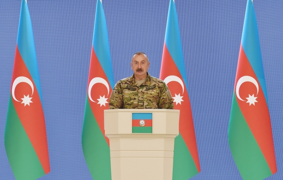 Le président Ilham Aliyev rencontre un groupe de responsables et de militaires de l’armée azerbaïdjanaise