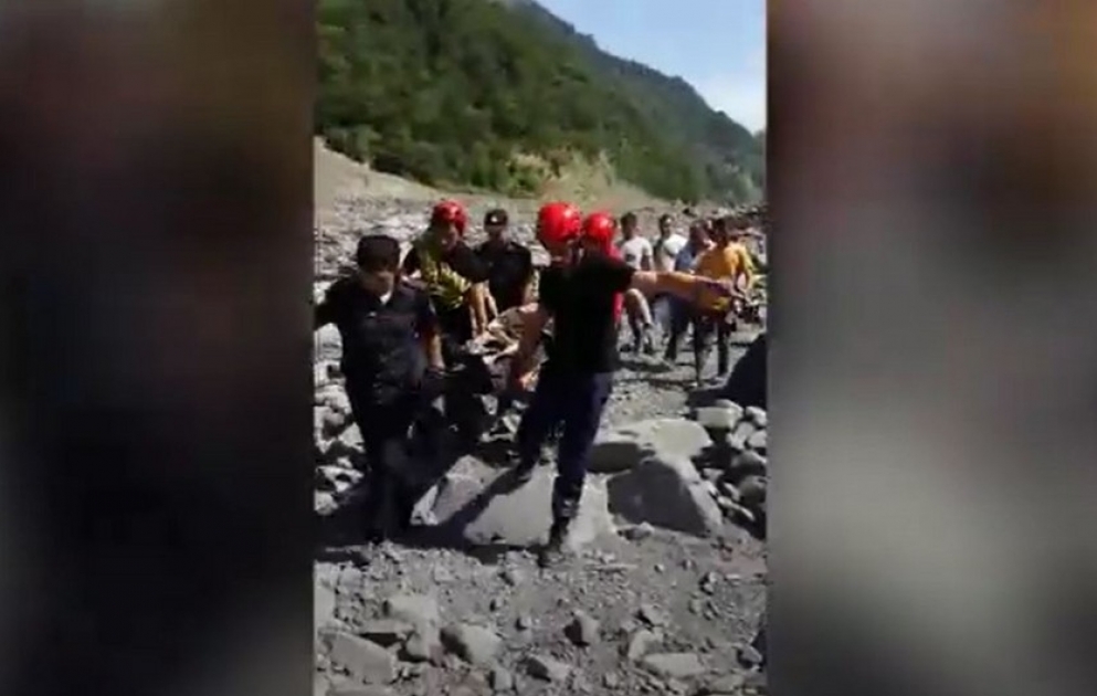 Qəbələ sakini qayalıqdan yıxılaraq çaya düşüb