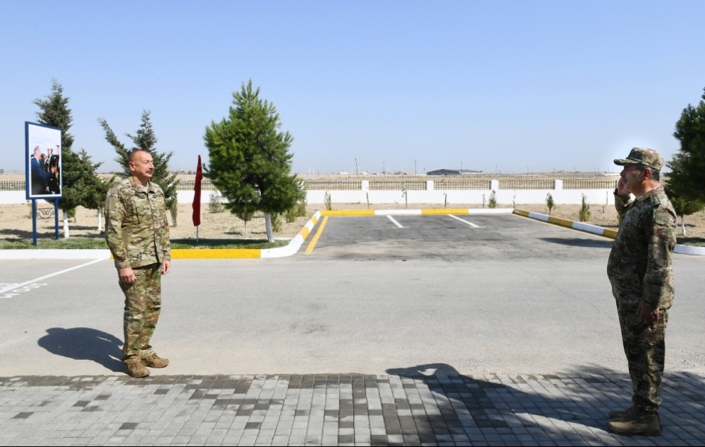 Prezident İlham Əliyev Müdafiə Nazirliyi Hərbi Hava Qüvvələrinin yeni hərbi şəhərciyində və hərbi qulluqçuların ailələri üçün nəzərdə tutulmuş xidməti mənzillərdə yaradılan şəraitlə tanış olub