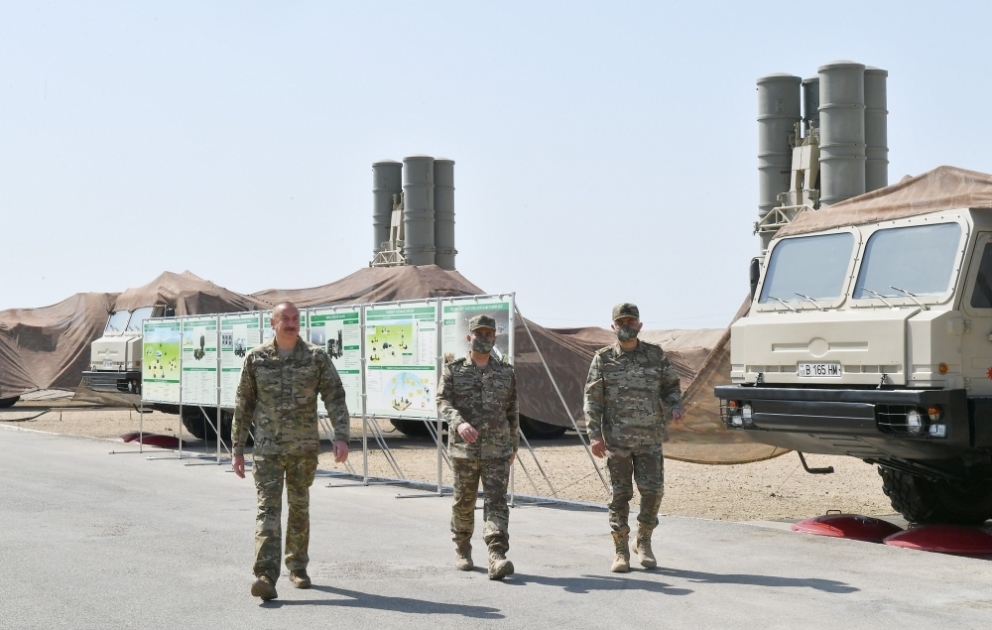 Präsident Ilham Aliyev besucht neu gebautes Militärstädtchen