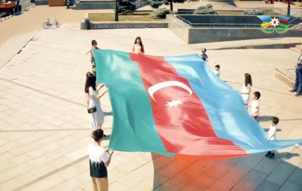 Azərbaycanın dövlət bayrağı Kiyevin səmasında dalğalanıb