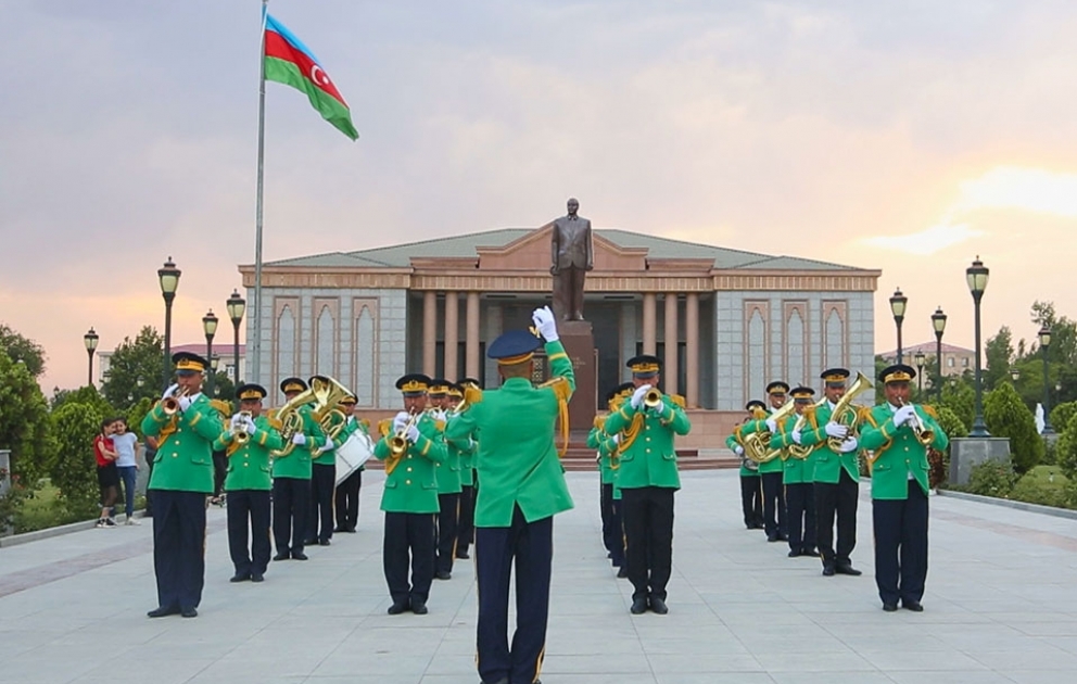 Naxçıvan Qarnizonu Hərbi Orkestrinin ifasında marşlar və hərbi mahnılar səsləndirilib