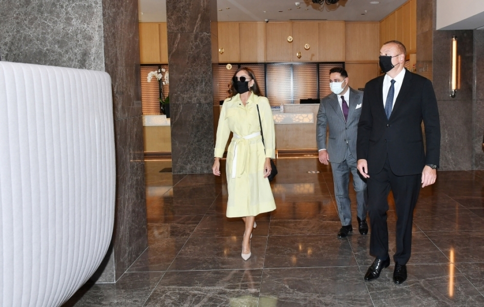 Präsident Ilham Aliyev weiht Hotel “Courtyard by Marriott Baku“ in Baku ein