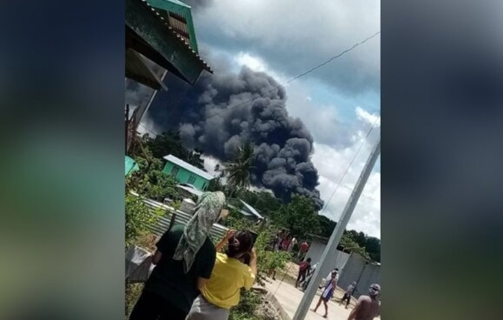 Military plane carrying 85 crashes in Philippines