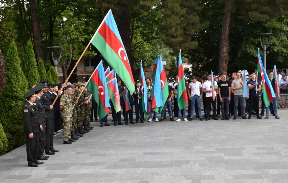 Qaxlı gənclər təntənəli şəkildə hərbi xidmətə yola salınıblar