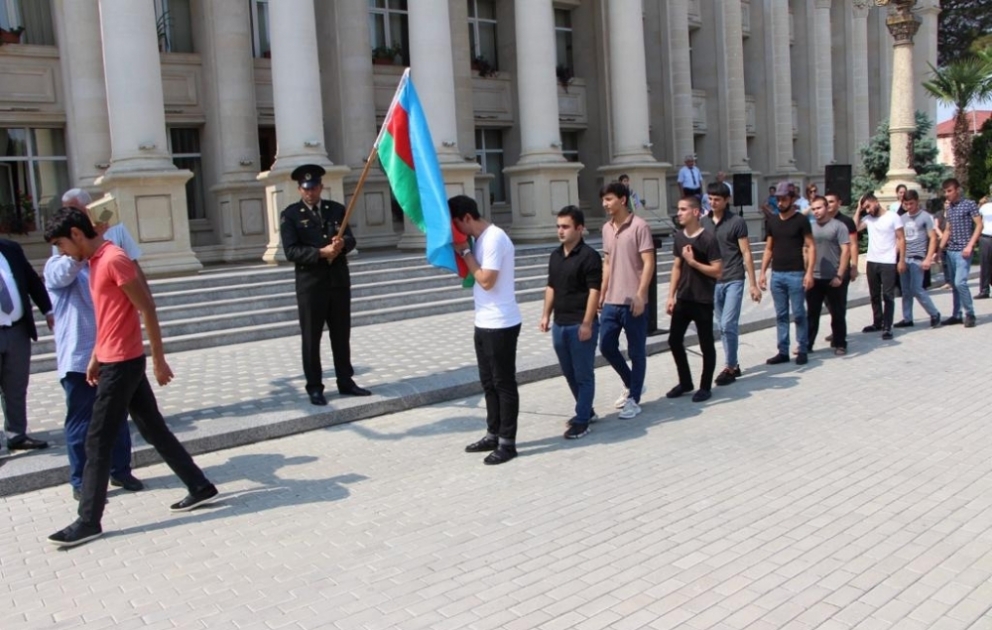 Yevlaxlı gənclər təntənəli şəkildə hərbi xidmətə yola salınıblar