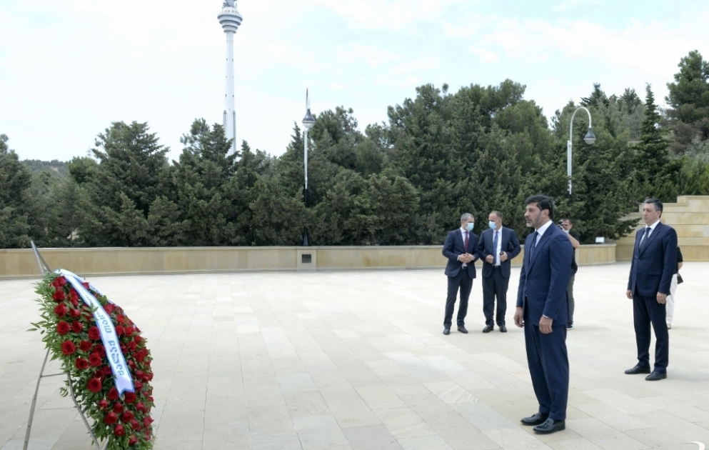Tbilisi şəhərinin meri Ulu Öndərin məzarını və Şəhidlər xiyabanını ziyarət edib