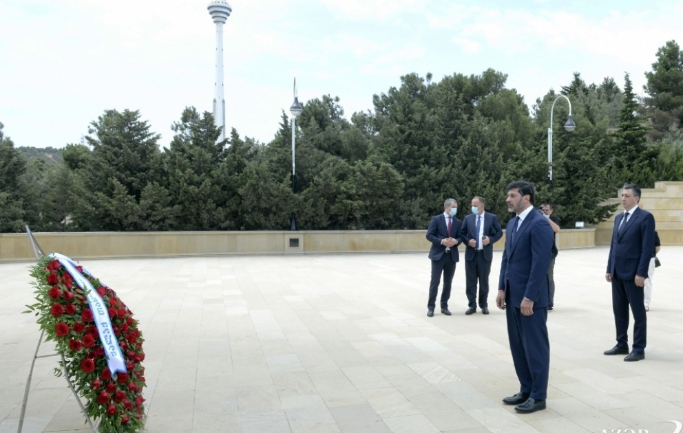 Мэр города Тбилиси посетил Аллею почетного захоронения и Шехидляр хиябаны