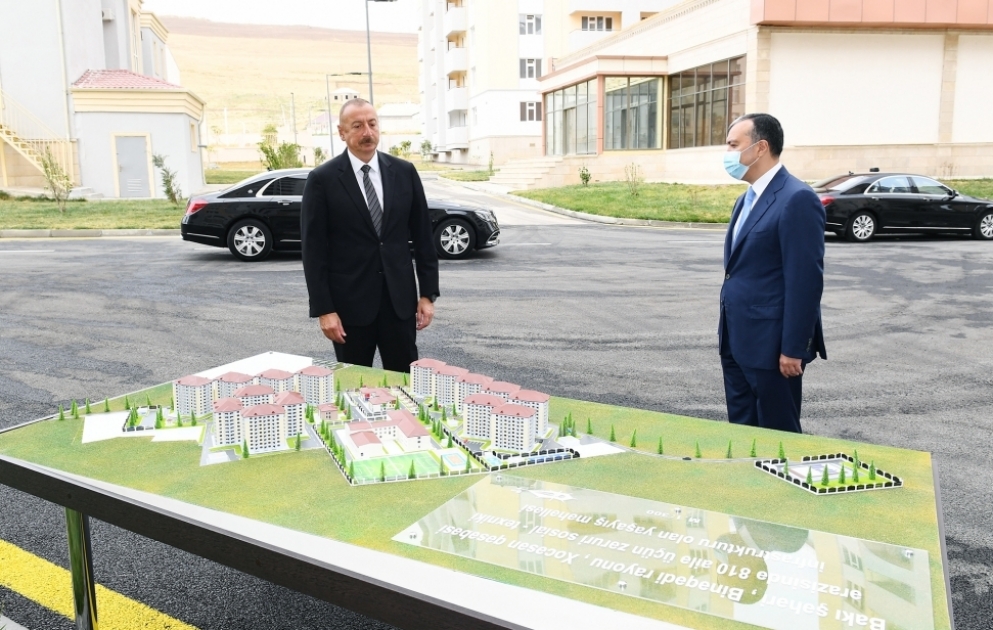 Präsident Ilham Aliyev nimmt an Zeremonie zur Übergabe von Wohnungen und Autos an Märtyrerfamilien und Kriegsinvaliden teil