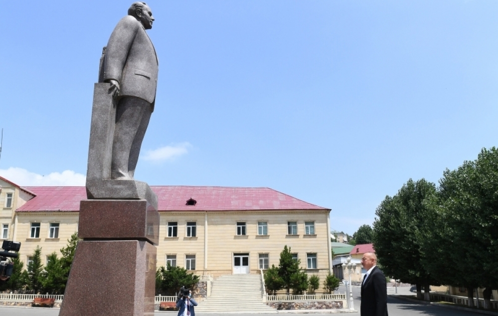 Prezident İlham Əliyev Daşkəsən rayonuna səfərə gəlib
Ulu öndər Heydər Əliyevin abidəsini ziyarət