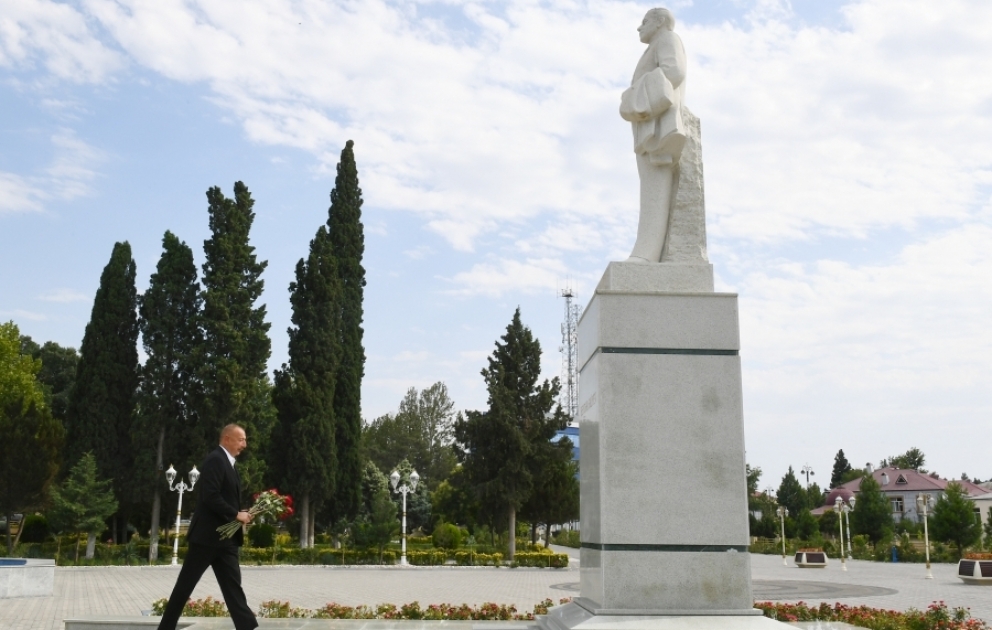 Prezident İlham Əliyev Goranboyda ulu öndər Heydər Əliyevin abidəsini ziyarət edib