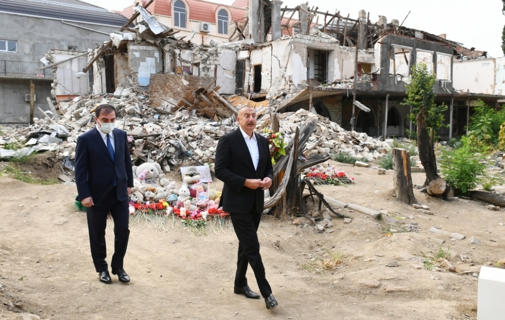 Prezident İlham Əliyev Gəncədə Ermənistanın raket hücumlarının səbəb olduğu cinayət səhnələri ilə tanış olub