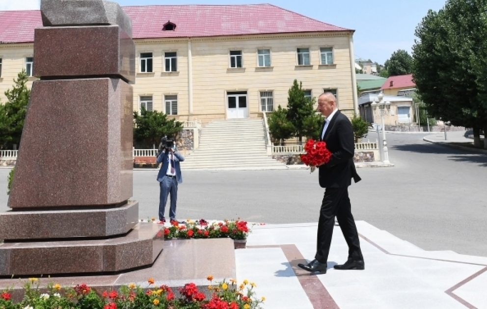 Президент Ильхам Алиев прибыл в Дашкесанский район 
Посещение памятника великому лидеру Гейдару Алиеву