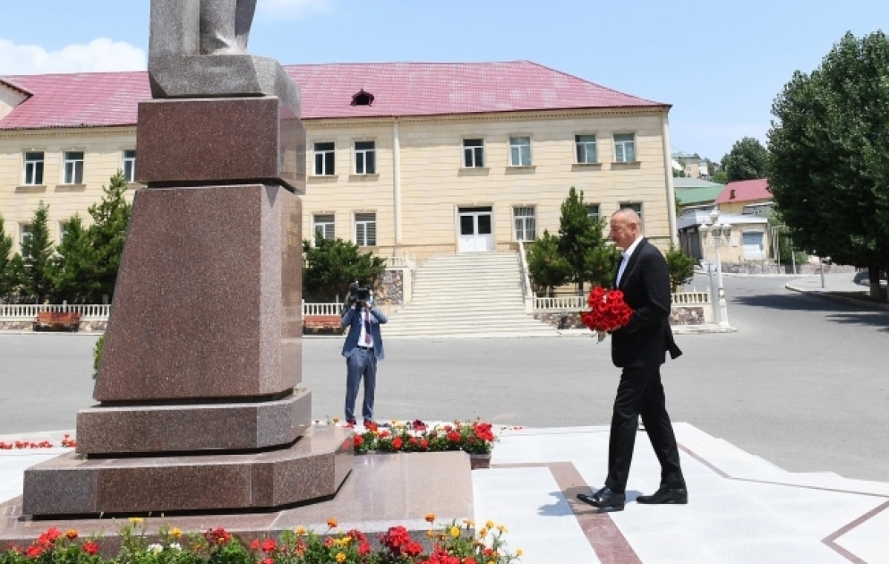 President Ilham Aliyev arrived in Dashkasan district for visit 
The head of state visited statue of national leader Heydar Aliyev