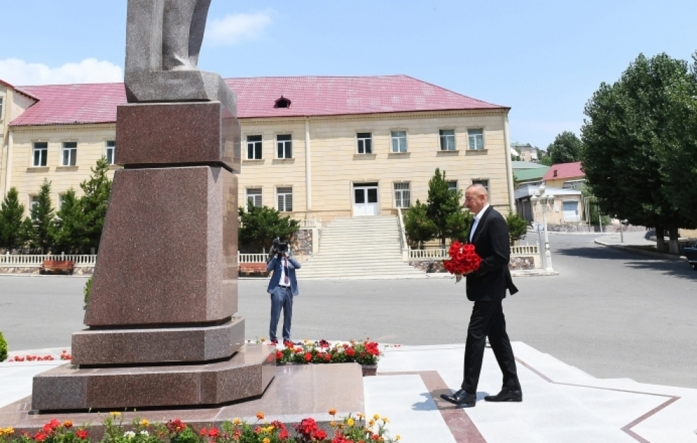 Le président Ilham Aliyev est en déplacement à Dachkessen 
 Le président de la République se recueille devant le monument du leader national