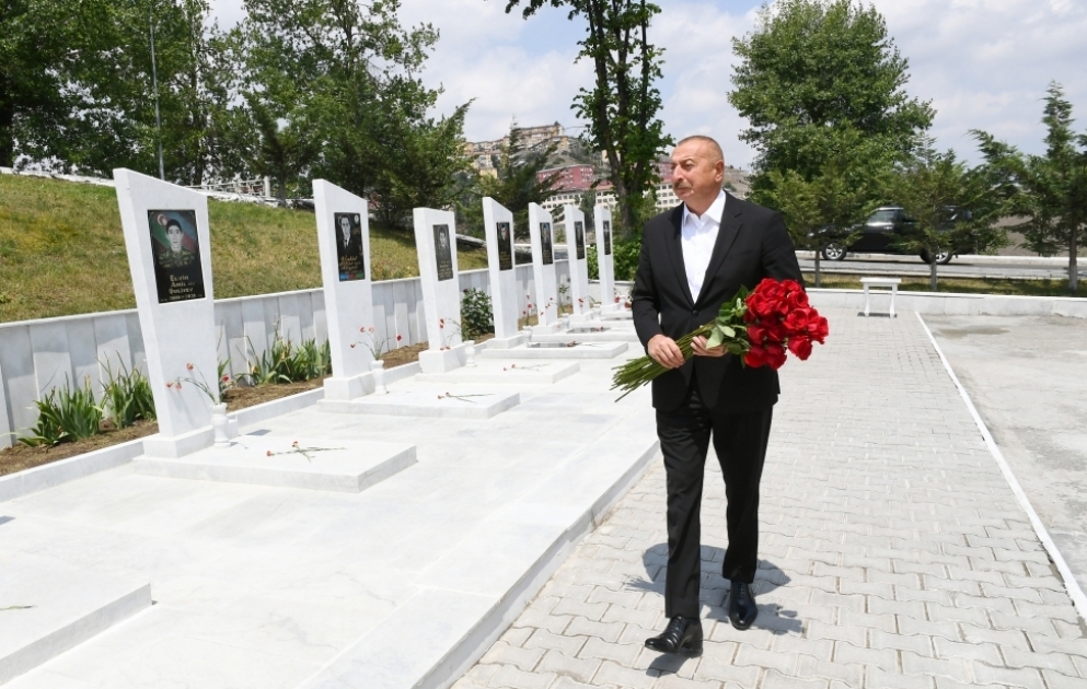 Le président Ilham Aliyev visite l’Allée des Martyrs à Dachkessen