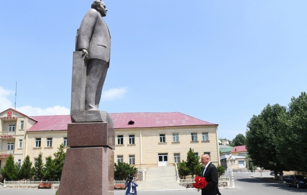 Präsident Ilham Aliyev im Rayon Daschkasan eingetroffen