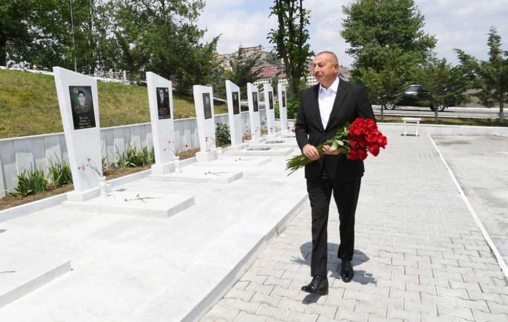 Präsident Ilham Aliyev besucht Märtyrerallee im Rayon Daschkasan