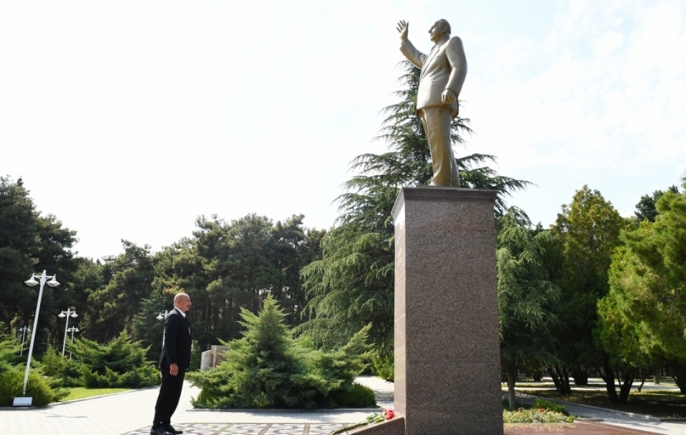President Ilham Aliyev visited statue of national leader Heydar Aliyev in Naftalan