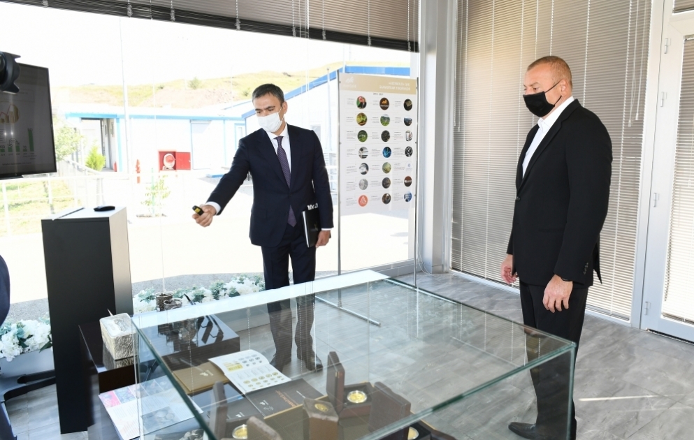 Präsident Ilham Aliyev besucht Goldmine in Daschkasan Region
Staatschef gibt dem aserbaidschanischen Fernsehen ein Interview