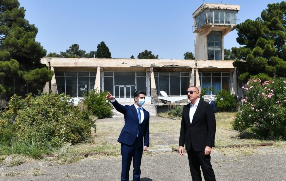 Visite de l’aéroport de Naftalan