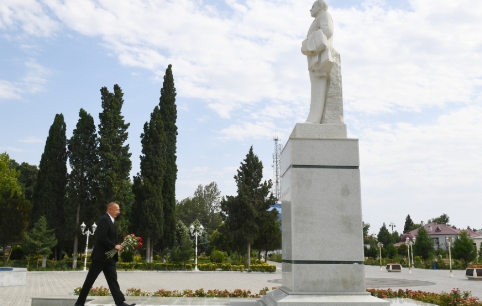 President Ilham Aliyev visited statue of national leader Heydar Aliyev in Goranboy