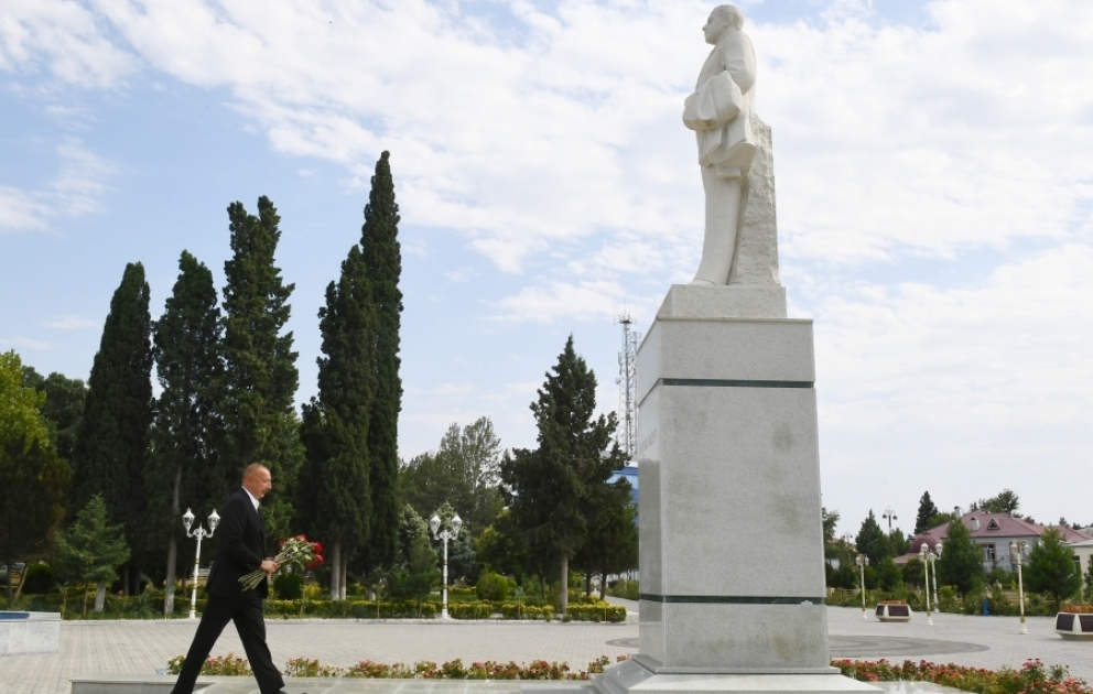 Le président Ilham Aliyev dépose des fleurs devant le monument d’Heydar Aliyev à Goranboy