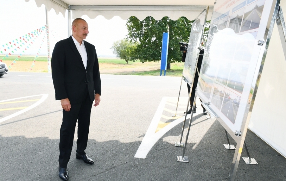 Präsident Ilham Aliyev weiht im Rayon Goranboy neue Automobilstraße ein