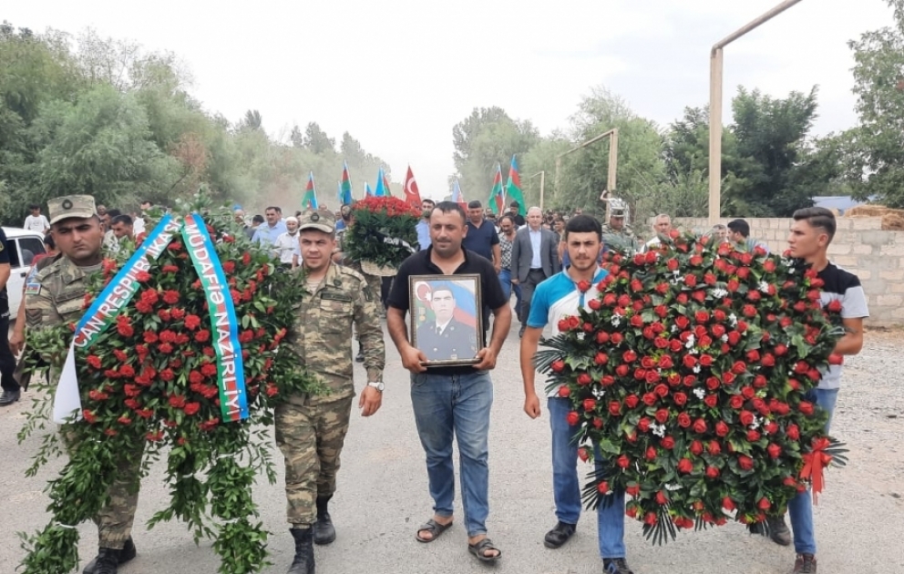 Azərbaycan Ordusunun Kəlbəcərdə şəhid olan giziri Beyləqanda son mənzilə yola salınıb