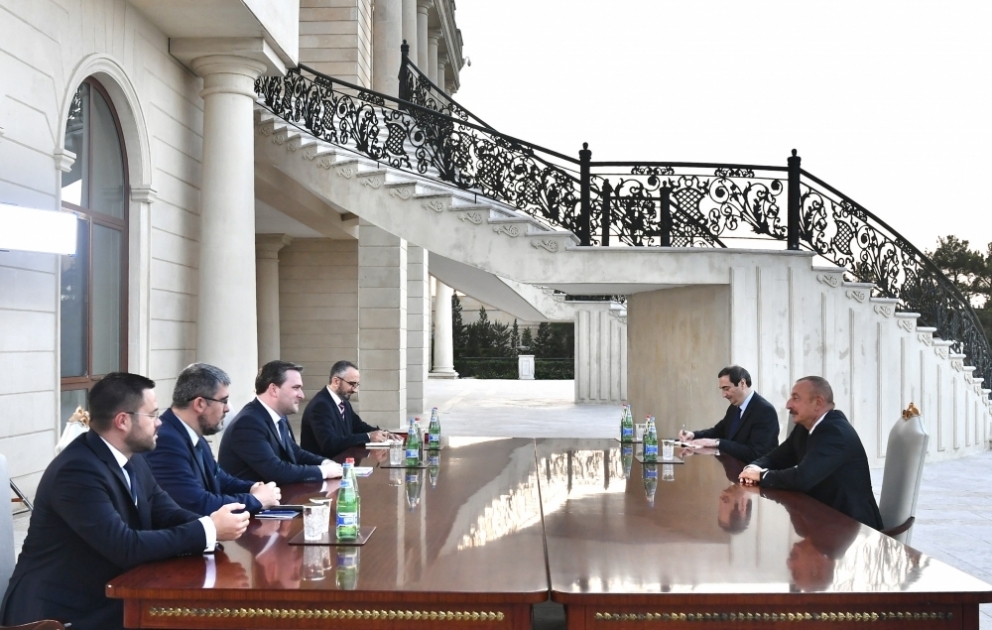 Präsident Ilham Aliyev empfängt serbische Delegation
