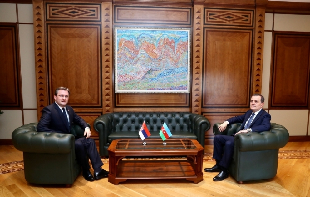 Le ministre azerbaïdjanais des Affaires étrangères rencontre son homologue serbe