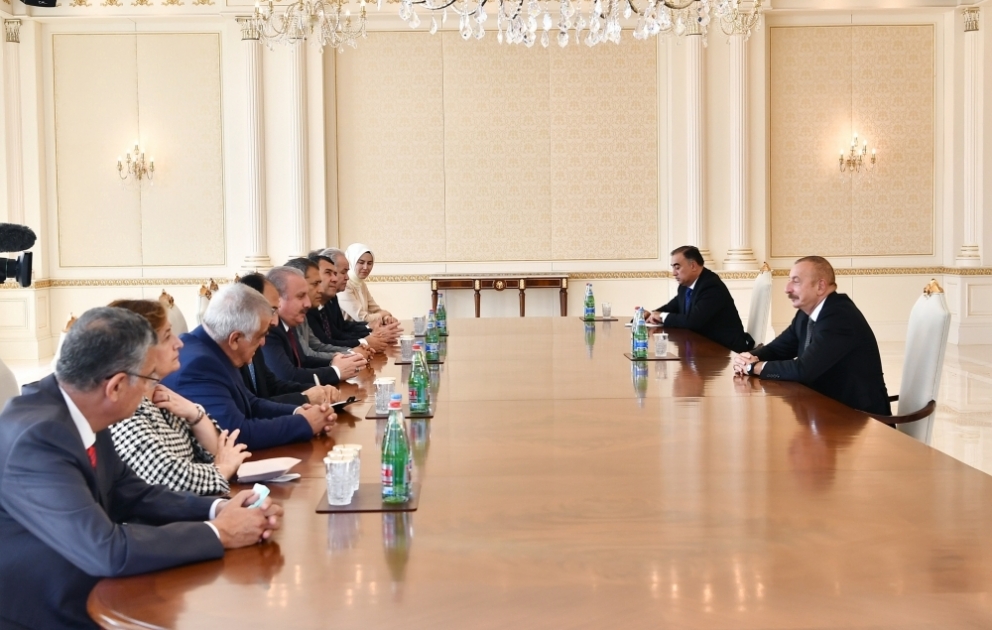 Le président Ilham Aliyev reçoit une délégation menée par le président de la Grande Assemblée nationale de Turquie