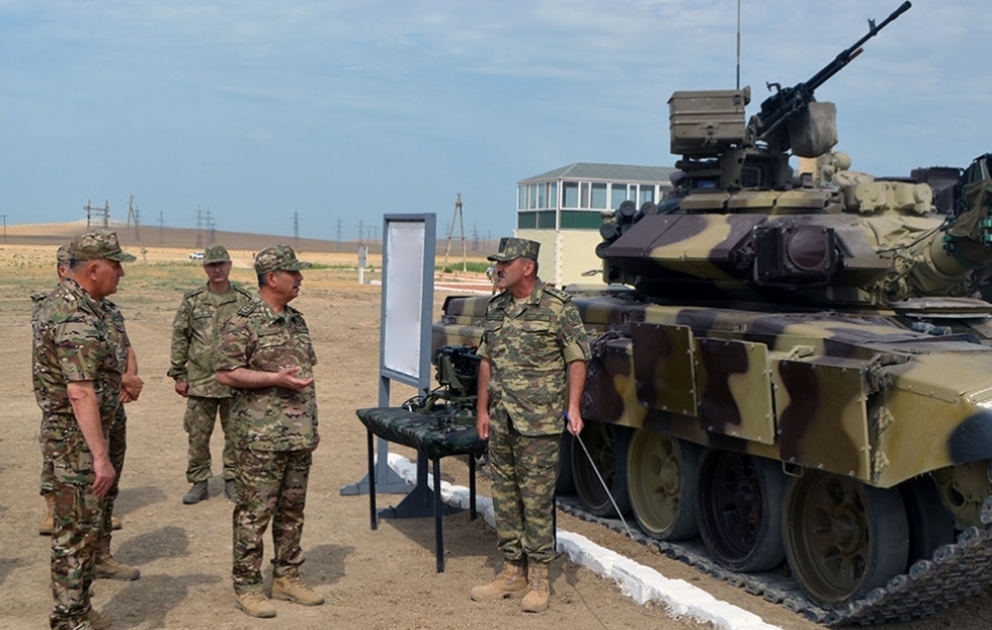 Müdafiə naziri zabit heyətinin ixtisasartırma və təkmilləşdirmə kurslarının gedişi ilə maraqlanıb
