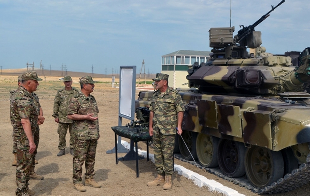 Министр обороны ознакомился с ходом проведения курсов повышения квалификации и усовершенствования офицерского состава
