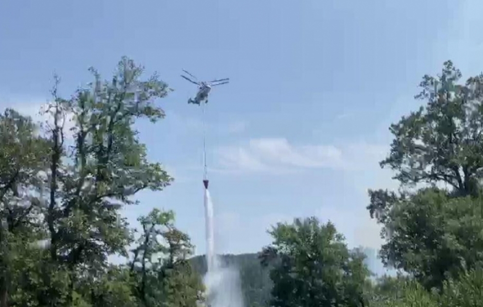 Yardımlıda davam edən meşə yanğınlarının söndürülməsinə helikopter cəlb edilib