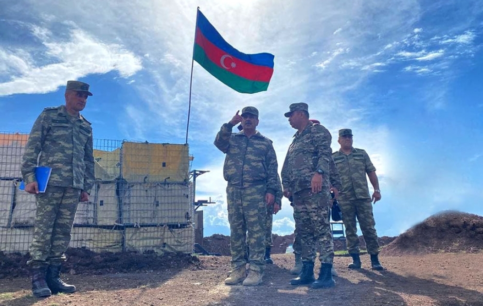 Müdafiə naziri Kəlbəcərdə döyüş növbəsi çəkən şəxsi heyətlə görüşüb