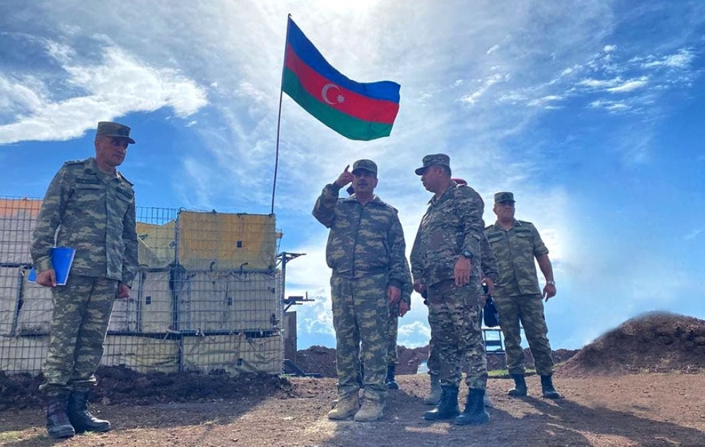 Министр обороны встретился с личным составом, несущим боевое дежурство в Кяльбаджарском районе