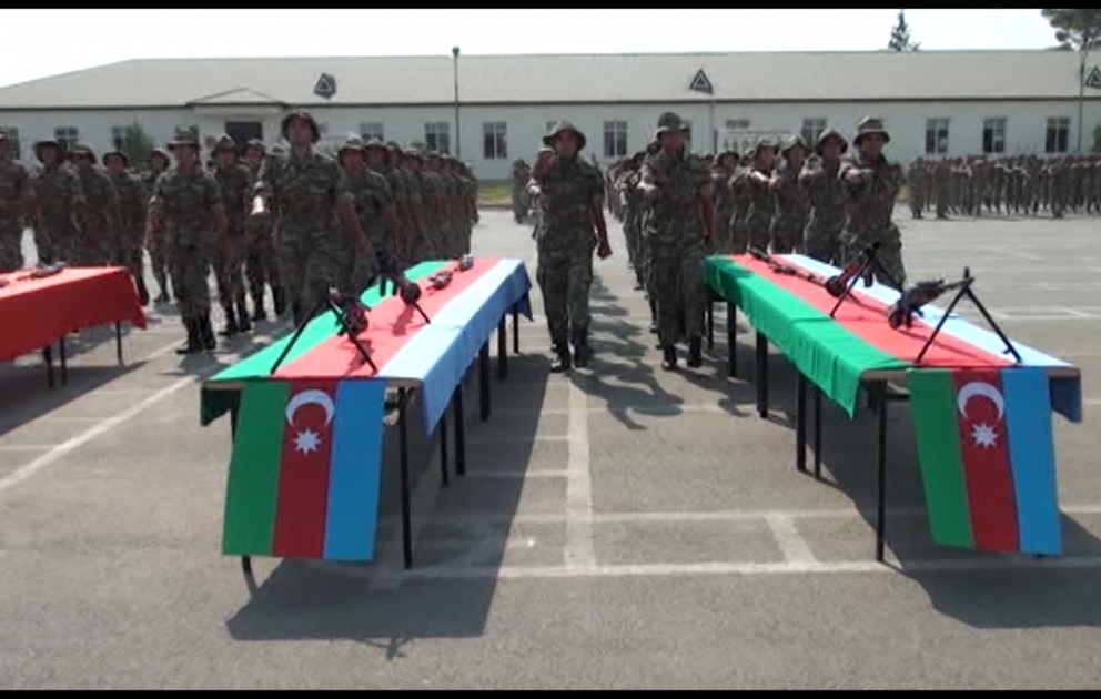 Qalib ordu sıralarına daxil olan gənc əsgərlər hərbi and içiblər