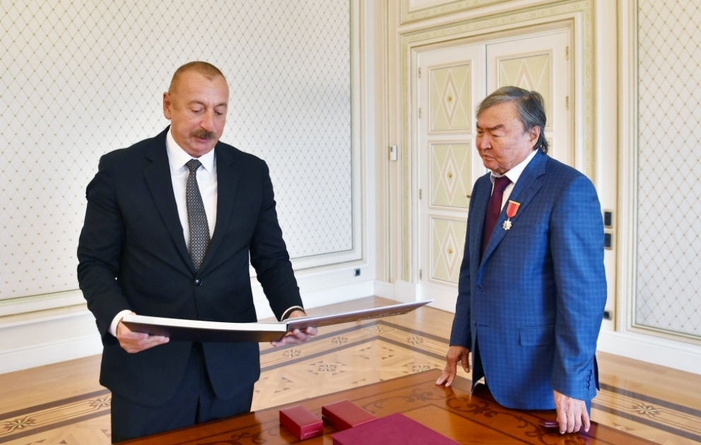 Prezident İlham Əliyev görkəmli qazax şairi və ictimai xadim Oljas Süleymenovu qəbul edib