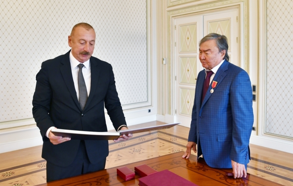 Präsident Ilham Aliyev empfängt prominenten kasachischen Dichter und Persönlichkeit des öffentlichen Lebens Oljas Suleimenov