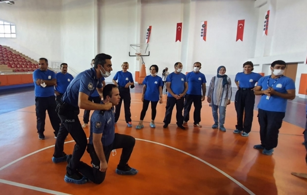Ankarada keçirilən təlimlərdə jurnalistlər əlbəyaxa döyüş mövzusunda məlumatlandırılıblar