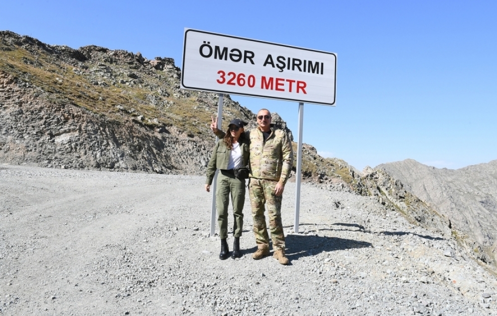 Le président Ilham Aliyev et la première dame Mehriban Aliyeva ont été dans les régions de Kelbédjer et Latchine