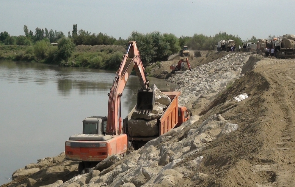 Kür çayında daşqının baş vermə ehtimalı olan döngələri beton sədlə bərkidilir