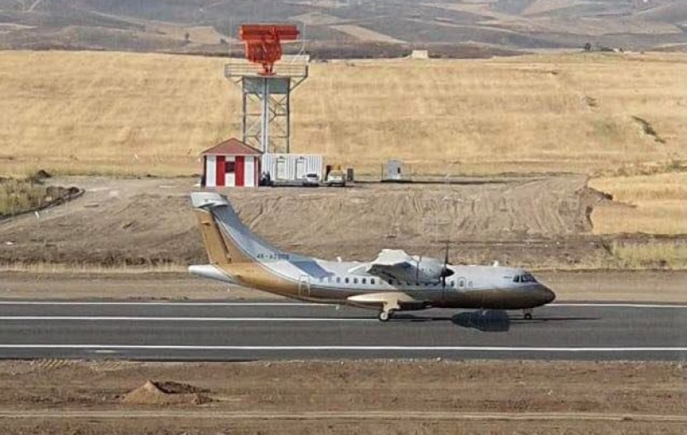 Im Füsuli Flughafen wird Funkgeräte auf Funktion getestet