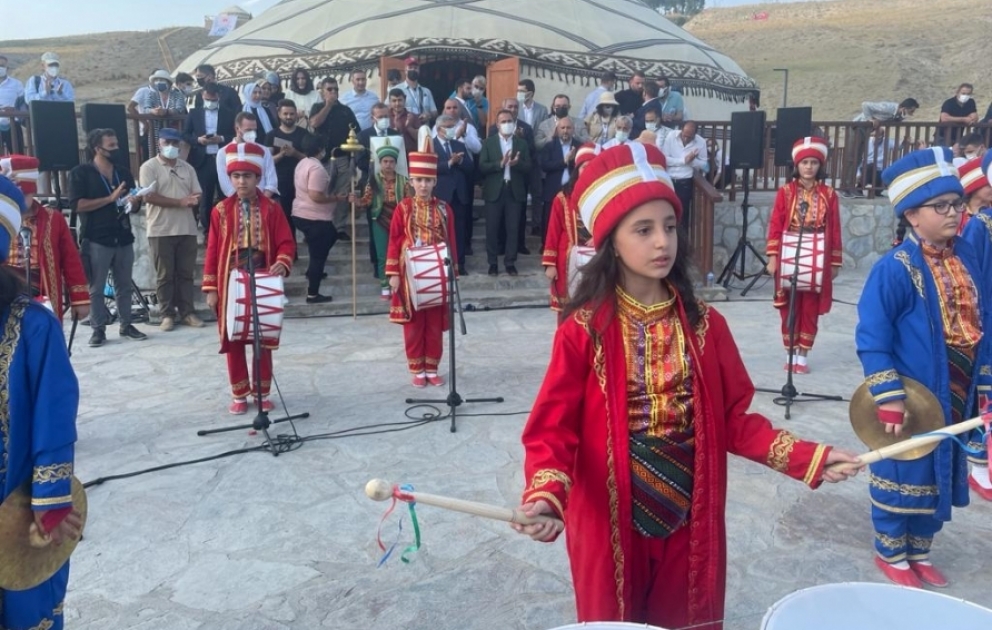 Məktəbli “Mehtəran” birliyinin ifası Malazgirt zəfəri mərasimində böyük təntənə yaradıb