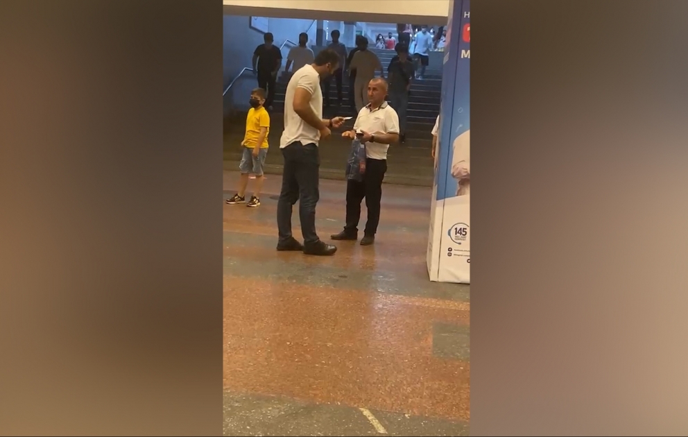 Mülki geyimli polis əməkdaşları metroda tibbi maskadan istifadə etməyən şəxslərə qarşı tədbirlər keçirirlər