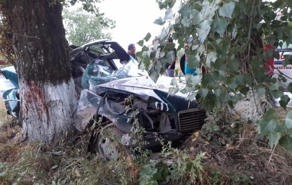 “Mercedes” ağaca çırpılıb, beş nəfər ölüb
