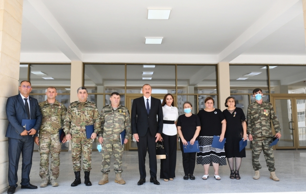 Şəhid ailələrinə, müharibə əlillərinə və Vətən müharibəsi qəhrəmanlarına mənzillər və avtomobillər təqdim olunub 
Prezident İlham Əliyev və birinci xanım Mehriban Əliyeva mərasimində iştirak ediblər