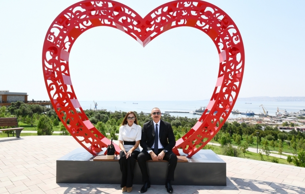 Le président Ilham Aliyev et la première dame Mehriban Aliyeva participent à l’inauguration du parc « Genclik » à Bakou
