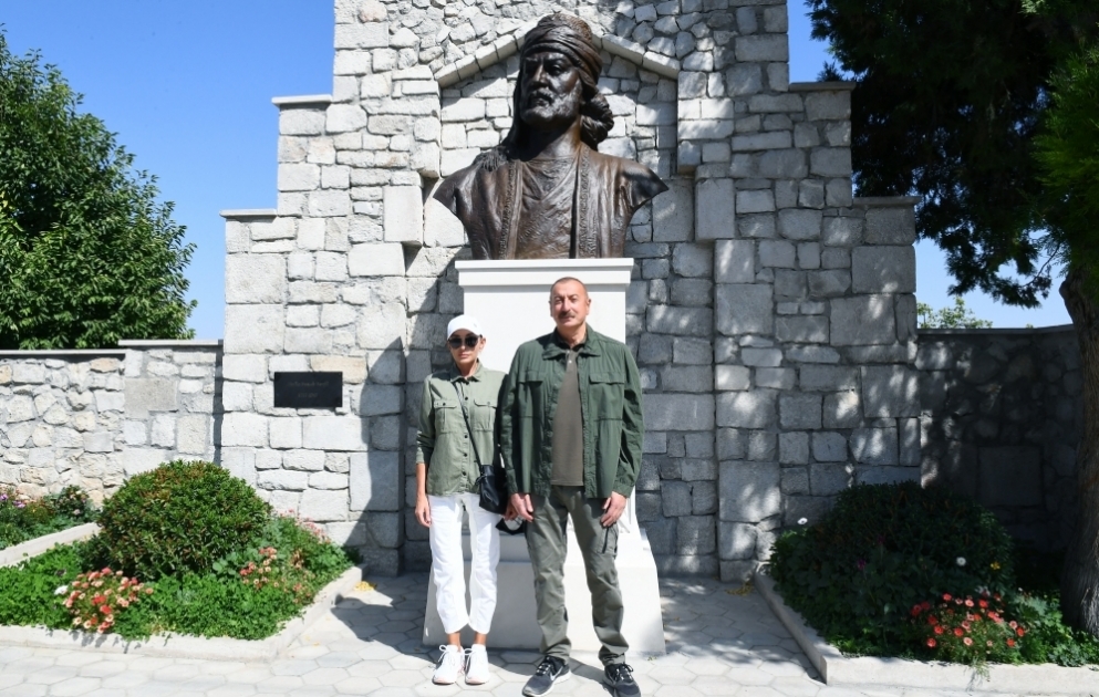 Inauguration d’un buste du poète azerbaïdjanais Molla Penah Vaguif à Choucha